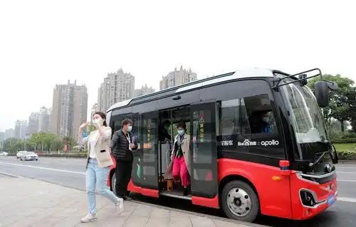 自动驾驶公交车乘坐感受如何?记者现场体验告诉您