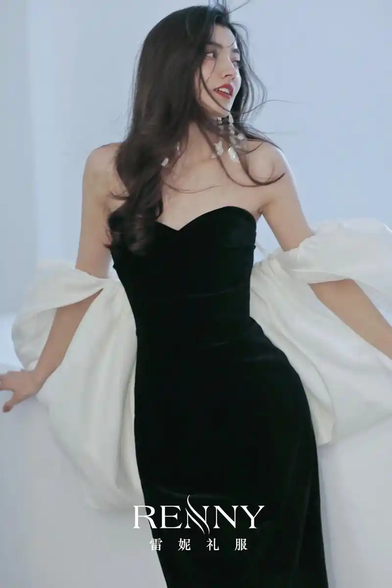 一袭黑色丝绒鱼尾裙 ,极简至美.「云巅」  魅力女神的优雅摩 - 抖音