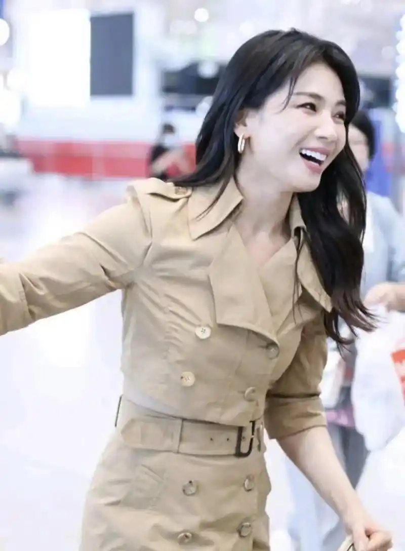 刘涛现身机场,穿搭时髦减龄似少女,仿佛走路都带风