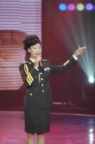 图文:湖南卫视晚会--于文华穿军装演唱