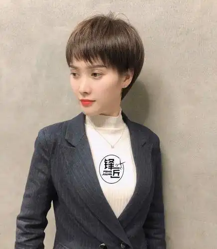 "30 款露耳超短发"