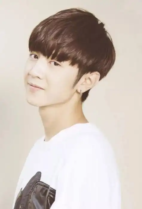 男生短头发精剪齐刘海发型