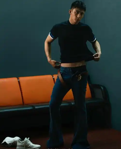 黄景瑜和许魏洲合体登上《mens uno风度》4月刊,演绎更衣室里的热血