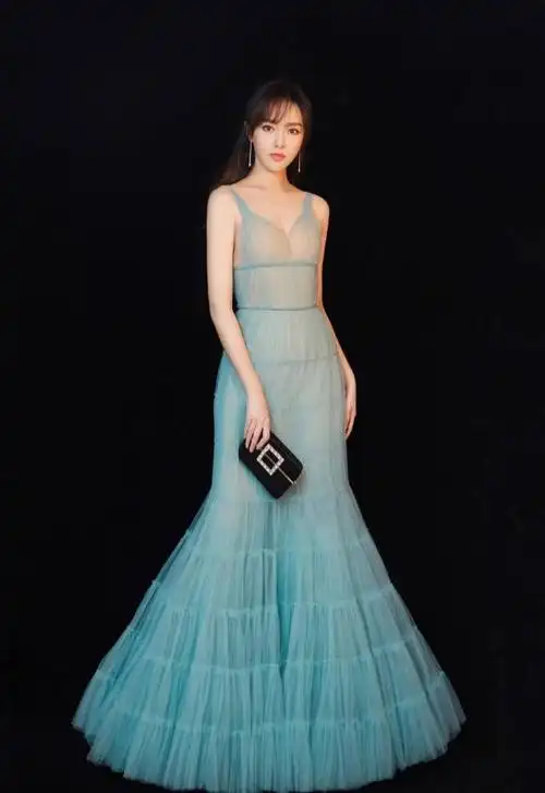 惊艳唐嫣银色礼服温婉动人淡绿色礼服淡雅有致你喜欢哪一个