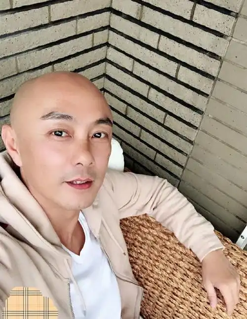 张卫健的坎坷人生路当红时被封杀和老婆至今无子