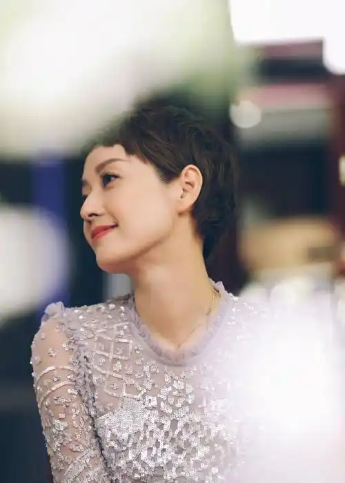 马伊琍穿手工碎花裙,这气质配得上华鼎奖最佳女主,减龄时髦_发型_超