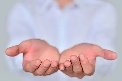 男人双手捧起