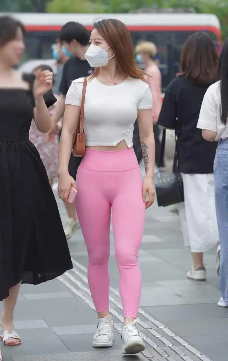 粉色紧身裤美女