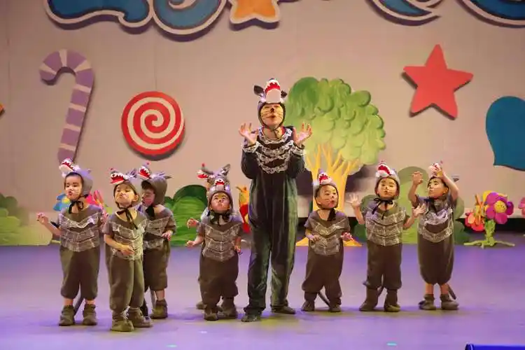 小五班情景剧《新版狼和小羊》