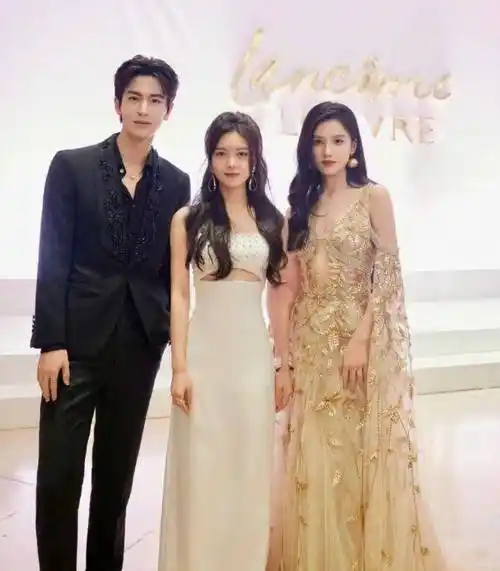 赵今麦巴黎街头被偶遇,近照疲惫卧蚕发黑,与张婧仪同框输给对方