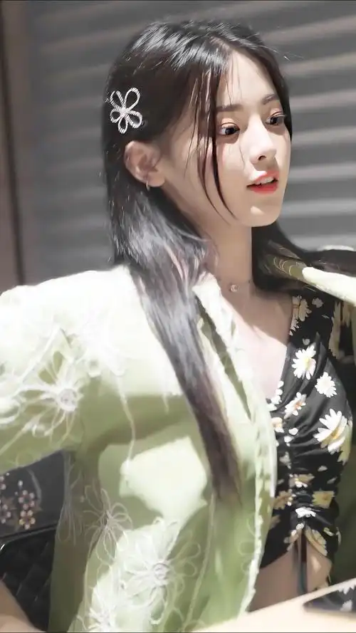 从此,内娱高颜值女演员又多了一位,欢迎演员杨超.