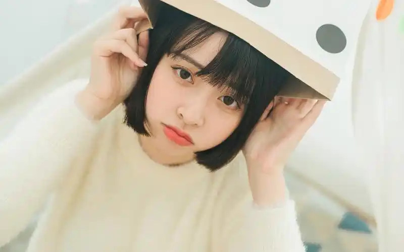 短发大眼睛少女室内写真桌面壁纸高清大图预览1920x1200_美女壁纸下载