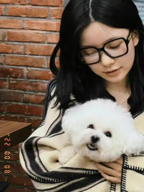 陈卓璇高马尾半披发对镜自拍#自拍福利来了,每一张都好亲切,素颜滋