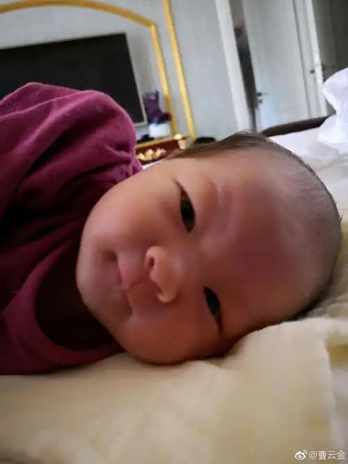 组图:新晋奶爸曹云金晒女儿近照 小baby脸蛋通红抿嘴可爱