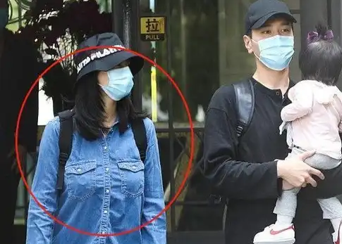 从新闻媒体发来的照片中,我们可以看到高圆圆一岁的女儿头上戴着鞭子