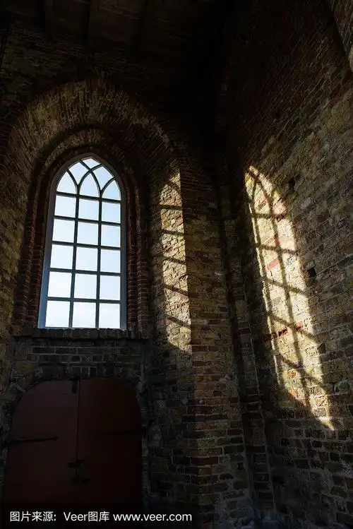 透过教堂窗户的阳光