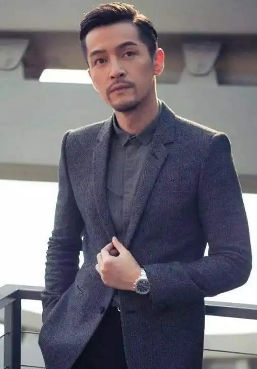 胡歌又留胡子了,搭配浅色西装尽显男人魅力,帅翻众人