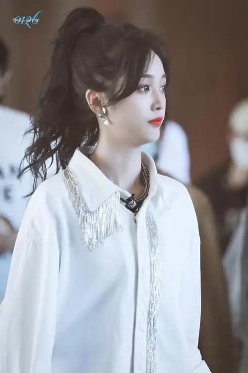 组图:吴宣仪高马尾白衬衣现身 配长靴秀出大长腿元气清爽