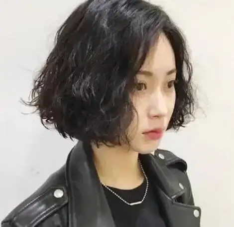 2023年最新烫发女还不够你下决心去理发店吗?_卷发_女生发型大全