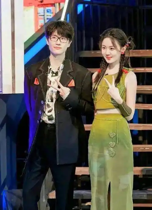 汪苏泷恋情疑曝光,与素人女友聚餐回家,网友:该谈恋爱了_女子_朋友