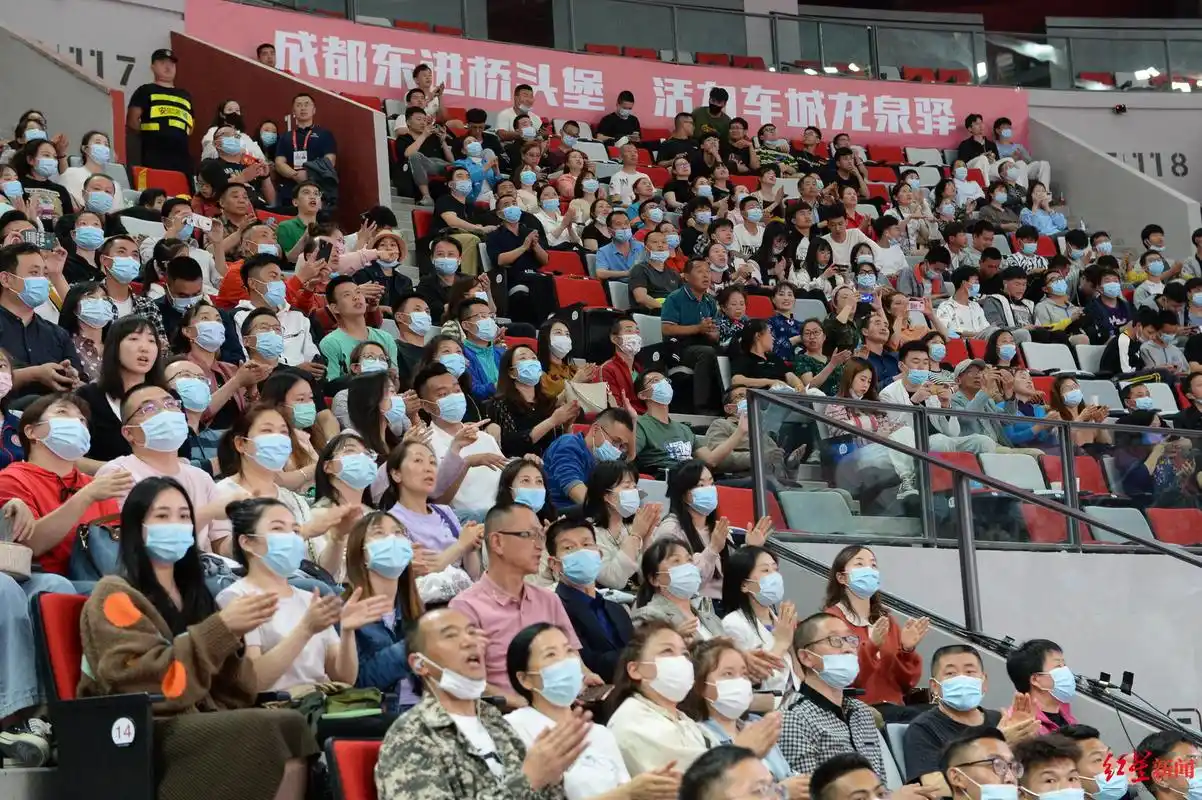 3200名观众东安湖现场观赛赛前齐唱歌唱祖国为体操健儿加油