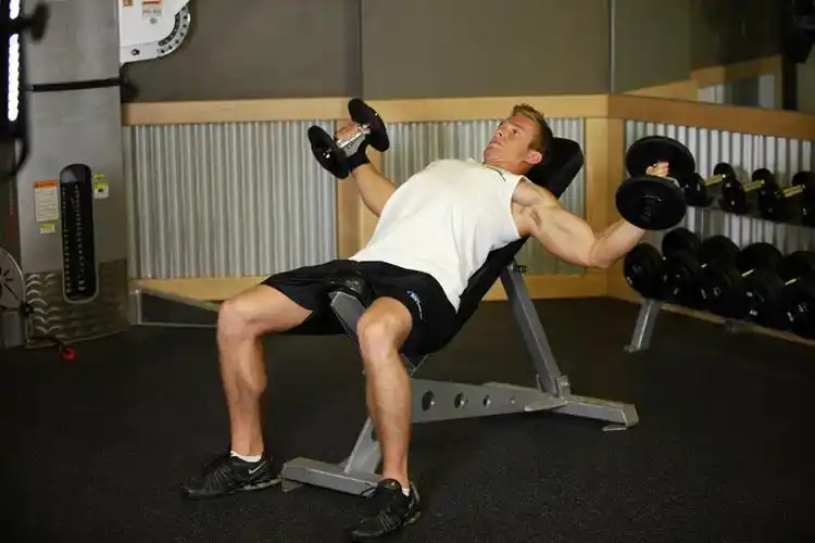 居家如何练出好胸肌6个哑铃动作全面刺激胸肌把胸练大练饱满