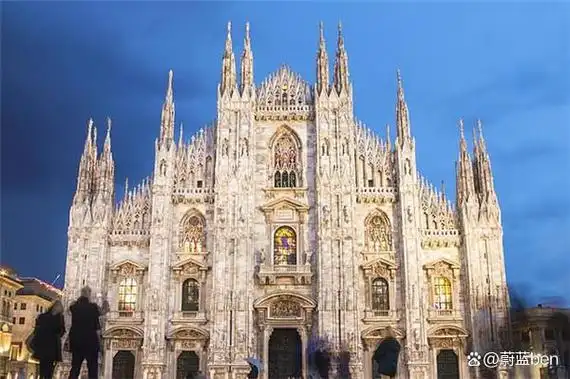 但是,历史上,基督教的多种教派已经发展出了各自的信仰,礼仪和建筑