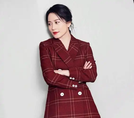 俞飞鸿重庆出席活动,一袭红色格纹西装美的不像话
