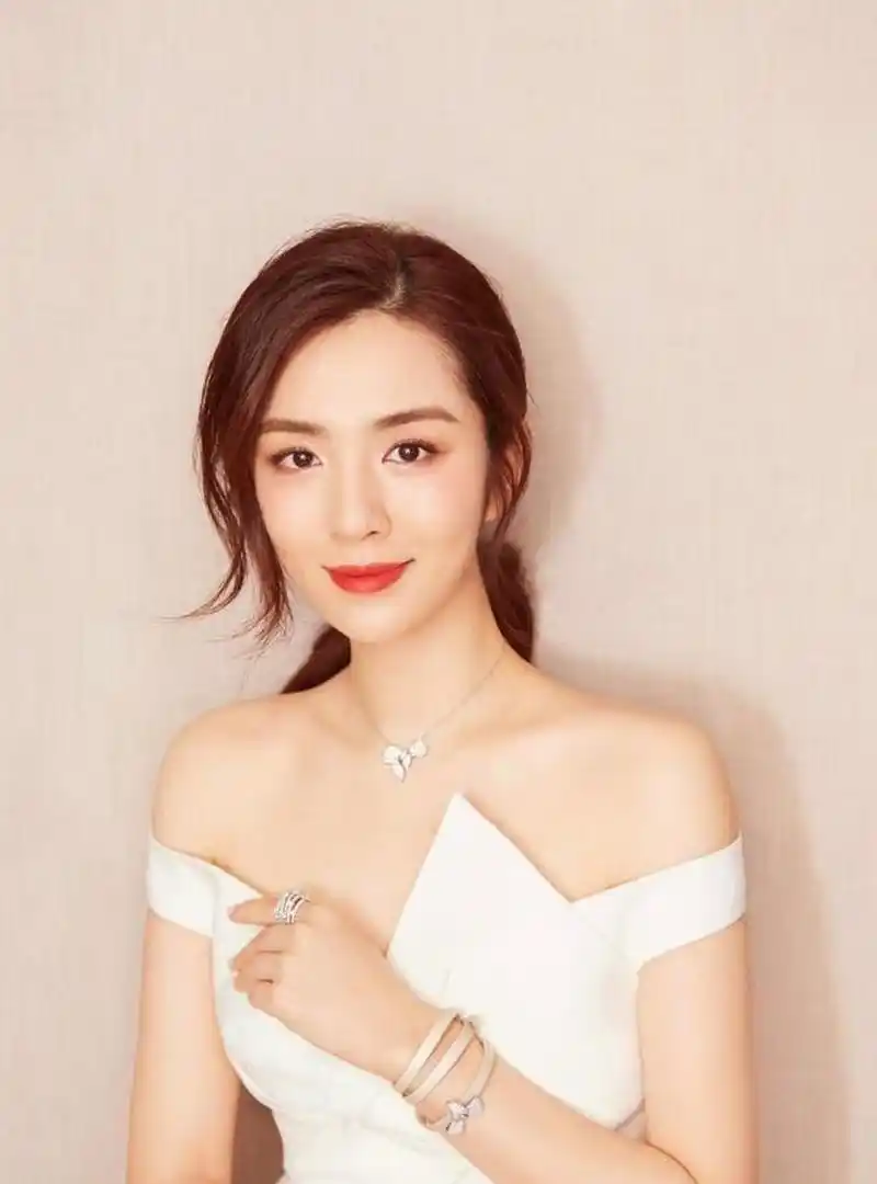 王晓晨出道于2006年,在校期间就出演了影视剧《现代美女》,从而开始