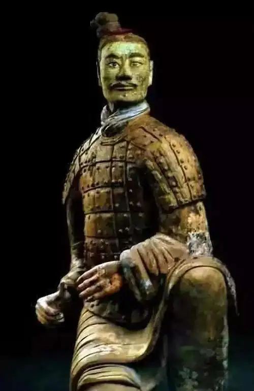 我们现在看到的兵马俑大多是灰色,不过也有极少部分的兵马俑克服了