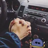 开车时情侣牵手的图片_微信头像图片大全