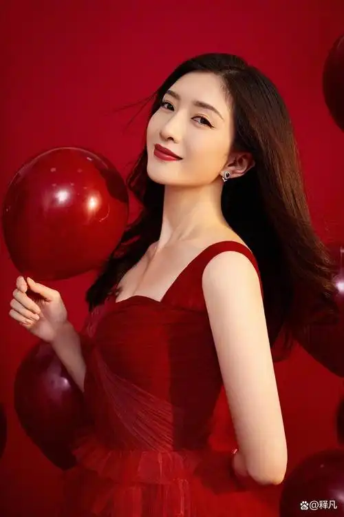 江疏影明艳写真大秀事业线!肤白貌美大长腿性感火辣