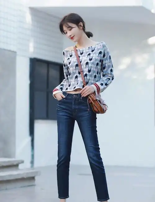 李小萌有点肉穿一字肩上衣很出众,配流苏半身裙,美成初恋女友|李小萌