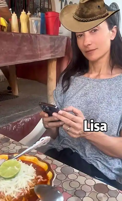 吴彦祖一家三口吃路边摊,油条放糖粉巧克力,女儿妻子罕见露脸