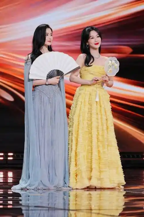 两位美女也同台领奖啦~微博之夜顶级明星同框6:杨紫,刘诗诗图片来源