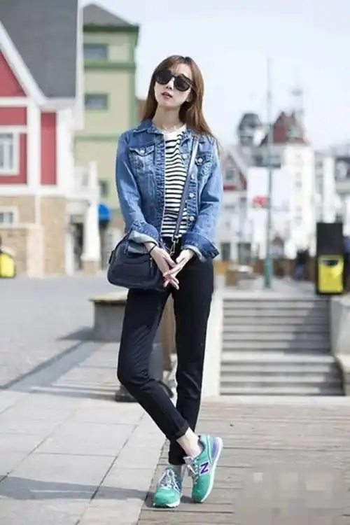 深蓝色裤子搭配(深蓝色裤子搭配什么颜色上衣好看)