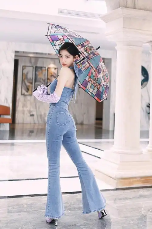 许佳琪今日造型,露背牛仔套装好美好显身材啊大长腿要不要这么亮眼呢