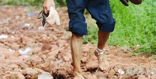 刘三早年做赤脚医生,行遍大江