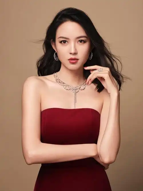 红丝绒抹胸礼服,世界小姐张梓琳