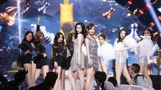 关晓彤和张嘉倪同台比美?看到脚上这个小心机时!网友心疼张嘉倪