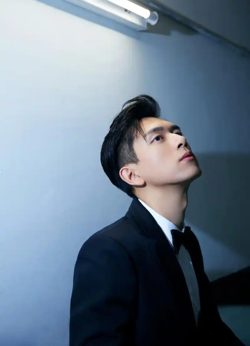 哇!演员李现登《福布斯》中文版内页,30岁以下的精英人士,优秀!