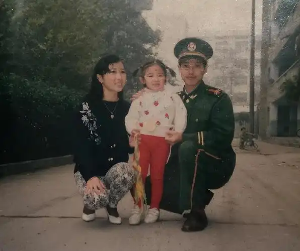 回顾张含韵15岁出道成名后是非不断34岁仍未婚她恨嫁吗