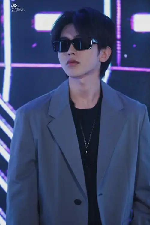 蔡徐坤灰色西装墨镜大片