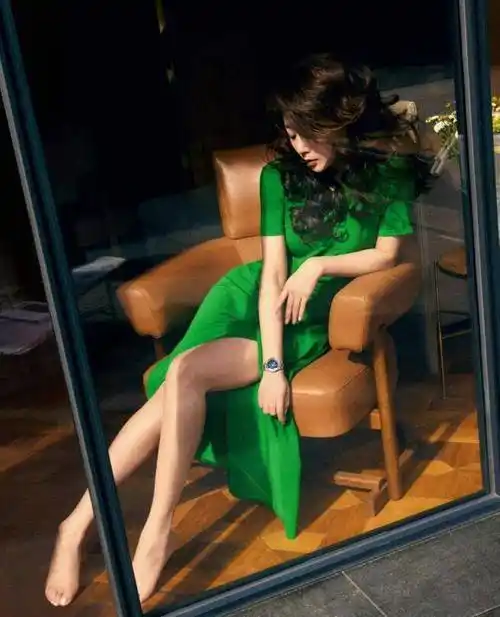 正是因为有了好身材,殷桃现在越来越敢尝试不同风格的衣服,露脐装也穿