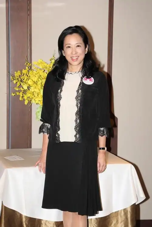 朱玲玲召集众名媛亮相,罕谈俩儿子婚事,她再嫁12年幸福全写脸上_罗康