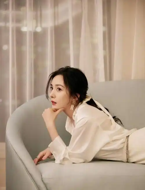 杨幂白色穿搭婀娜姿态美照组图,绝美造型引发热议