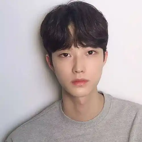 男生三七分烫发发型