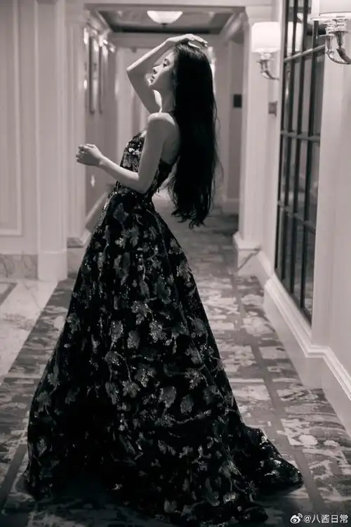 鞠婧祎红毯##鞠婧祎黑纱满绣礼裙