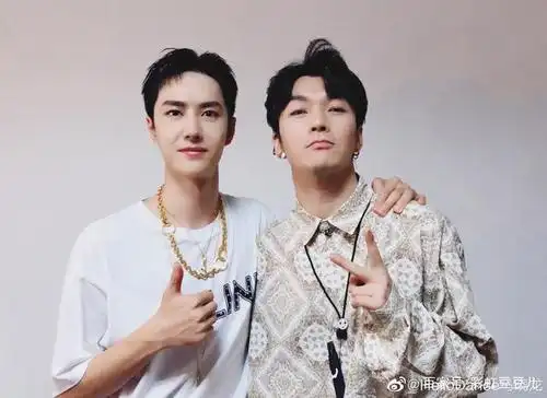 近期搜罗～在别人合照里的王一博