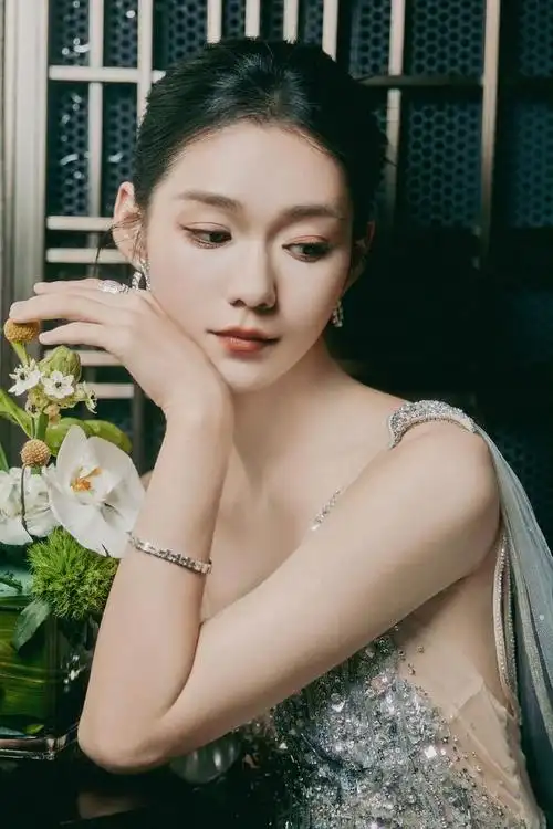 段奥娟长春电影节造型,身穿银色流苏礼裙,星光璀璨释放魅力